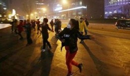 爆料北京雾霾视频播放,浓烟弥漫，市民出行受阻